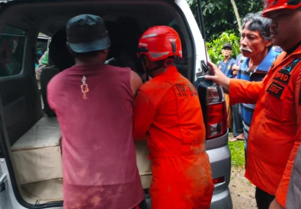 BPBD Kabupaten Bogor evakuasi korban longsor di Dramaga. Foto: Dok. BPBD