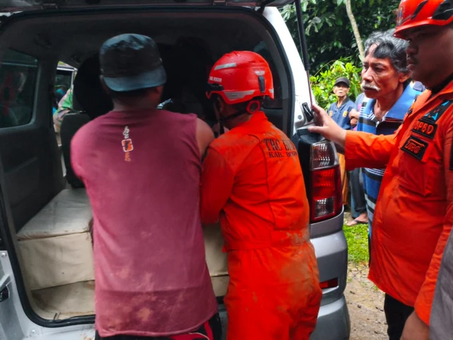 BPBD Kabupaten Bogor evakuasi korban longsor di Dramaga. Foto: Dok. BPBD