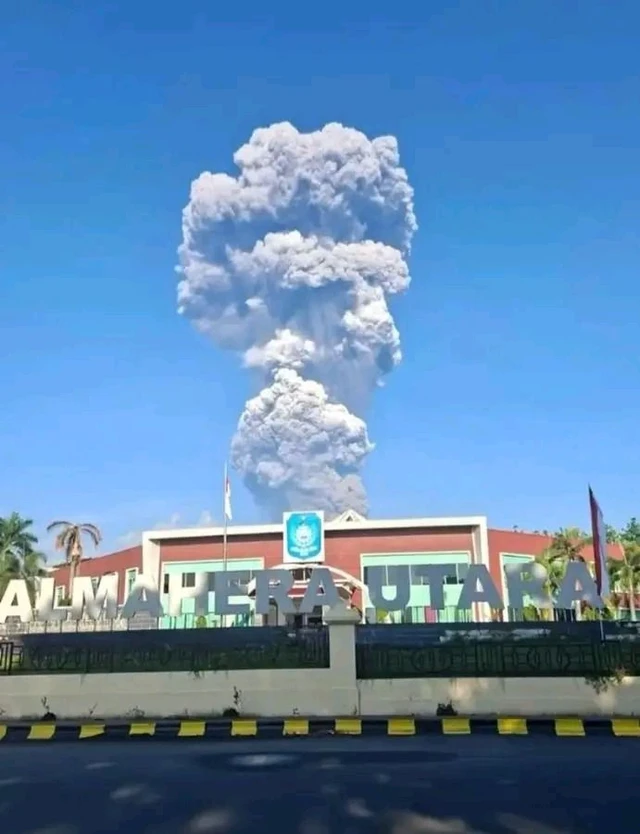 Asap putih kelabu dari aktivitas erupsi Gunung Dukono membumbung tinggi ke angkasa terlihat dari depan Kantor Bupati Halmahera Utara, Kawasan Pemerintahan, Gamsungi, Kecamatan Tobelo, Kabupaten Halmahera Utara, Maluku Utara, Jumat (8/5/2026). Foto: Dok. BNPB