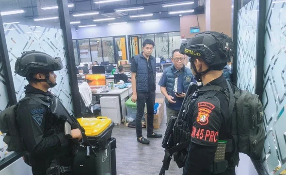 Penggerebekan jaringan judi online (judol) internasional di Hayam Wuruk, Jakarta Pusat, Sabtu (9/5). Foto: Dok. Istimewa