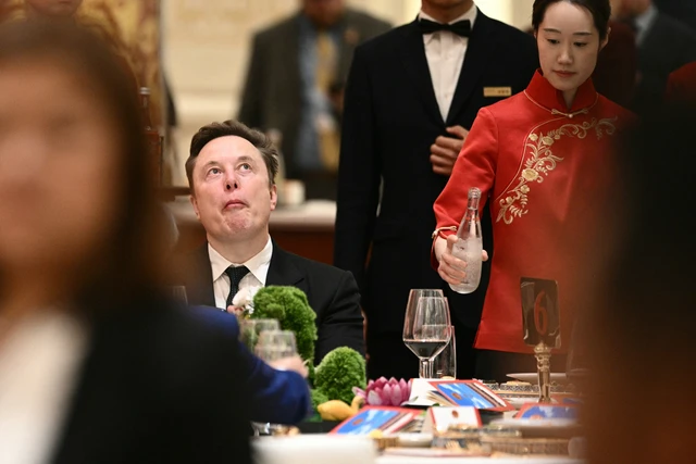 CEO Tesla dan SpaceX, Elon Musk, bereaksi menjelang jamuan makan malam kenegaraan untuk Presiden AS Donald Trump dan Presiden Tiongkok Xi Jinping di Balai Besar Rakyat Beijing pada 14 Mei 2026. Foto: Brendan Smialowski / AFP