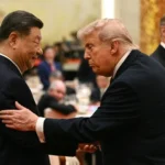 Presiden China Xi Jinping (kiri) menatap Presiden AS Donald Trump saat mereka menghadiri jamuan makan malam kenegaraan di Balai Besar Rakyat di Beijing, Kamis (14/5/2026). Foto: Brendan Smialowski/AFP