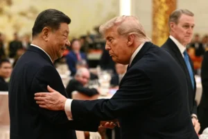 Presiden China Xi Jinping (kiri) menatap Presiden AS Donald Trump saat mereka menghadiri jamuan makan malam kenegaraan di Balai Besar Rakyat di Beijing, Kamis (14/5/2026). Foto: Brendan Smialowski/AFP