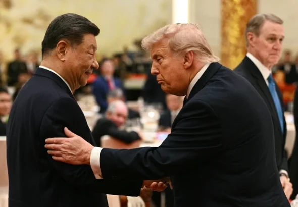Presiden China Xi Jinping (kiri) menatap Presiden AS Donald Trump saat mereka menghadiri jamuan makan malam kenegaraan di Balai Besar Rakyat di Beijing, Kamis (14/5/2026). Foto: Brendan Smialowski/AFP