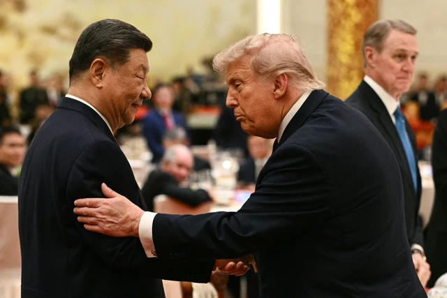 Presiden China Xi Jinping (kiri) menatap Presiden AS Donald Trump saat mereka menghadiri jamuan makan malam kenegaraan di Balai Besar Rakyat di Beijing, Kamis (14/5/2026). Foto: Brendan Smialowski/AFP