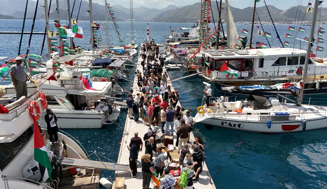 Kru dan kapal Global Sumud Flotilla berkumpul di sebuah pelabuhan sebelum keberangkatan mereka menuju Gaza di Marmaris, Turki, Kamis (14/5/2026). Foto: Mehmet Emin Caliskan/REUTERS
