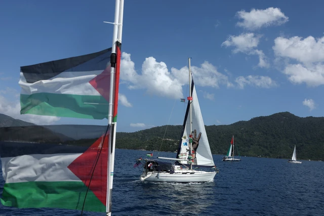 Kru dan kapal Global Sumud Flotilla berkumpul di sebuah pelabuhan sebelum keberangkatan mereka menuju Gaza di Marmaris, Turki, Kamis (14/5/2026). Foto: Mehmet Emin Caliskan/REUTERS