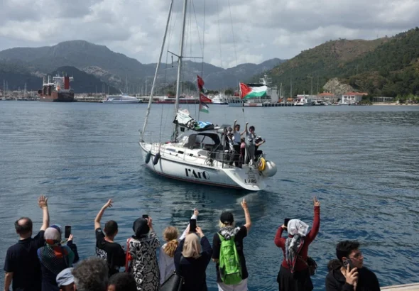 Kru dan kapal Global Sumud Flotilla berkumpul di sebuah pelabuhan sebelum keberangkatan mereka menuju Gaza di Marmaris, Turki, Kamis (14/5/2026). Foto: Mehmet Emin Caliskan/REUTERS