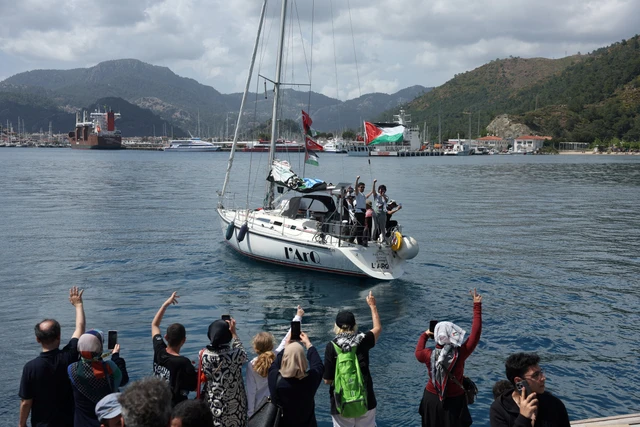 Kru dan kapal Global Sumud Flotilla berkumpul di sebuah pelabuhan sebelum keberangkatan mereka menuju Gaza di Marmaris, Turki, Kamis (14/5/2026). Foto: Mehmet Emin Caliskan/REUTERS