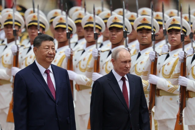Presiden Rusia Vladimir Putin dan Presiden Tiongkok Xi Jinping memeriksa barisan kehormatan selama upacara penyambutan di Balai Besar Rakyat di Beijing, Tiongkok, 20 Mei 2026. Foto: REUTERS/Maxim Shemetov/Poo