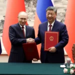 Presiden Rusia Vladimir Putin berjabat tangan dengan Presiden China Xi Jinping usai menghadiri pertemuan bilateral di Balai Besar Rakyat di Beijing, China, Rabu (20/5/2026). Foto: Maxim Shemetov/Pool/REUTERS