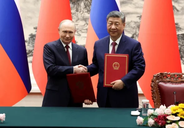 Presiden Rusia Vladimir Putin berjabat tangan dengan Presiden China Xi Jinping usai menghadiri pertemuan bilateral di Balai Besar Rakyat di Beijing, China, Rabu (20/5/2026). Foto: Maxim Shemetov/Pool/REUTERS