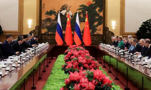 Presiden Rusia Vladimir Putin dan Presiden China Xi Jinping menghadiri pertemuan bilateral di Balai Besar Rakyat di Beijing, China, Rabu (20/5/2026). Foto: Maxim Shemetov/Pool/REUTERS