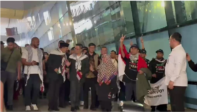 WNI yang Ditahan Israel tiba di Soekarno Hatta disambut Menlu Sugiono, Minggu (24/5) dok. Jeni Ritanti/kumparan