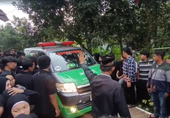 Kedatangan jenazah satu keluarga yang meninggal dunia saat camping di Temanggung, di Desa Kebumen, Kecamatan Banyibiru, Kabupaten Semarang. Foto: Dok. Istimewa