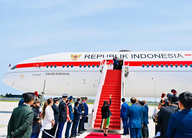 Prabowo dilepas oleh Menteri Urusan Frankofoni, Kemitraan Internasional, dan Warga Negara Prancis di Luar Negeri, Eléonore Caroit; dan Gubernur Militer Paris, Jenderal Loïc Mizon. Dok: Rusman/Biro Pers Sekretariat Presiden