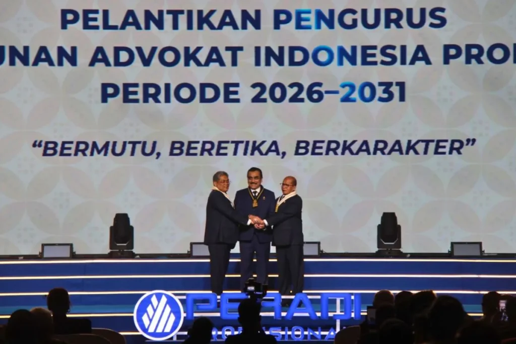 Ketua Umum Peradi Profesional Harris Arthur Haedar (tengah) dalam acara pengukuhan organisasi di Jakarta, Jumat (8/5/2026). Dok. Peradi Profesional-Red/portalbm.id