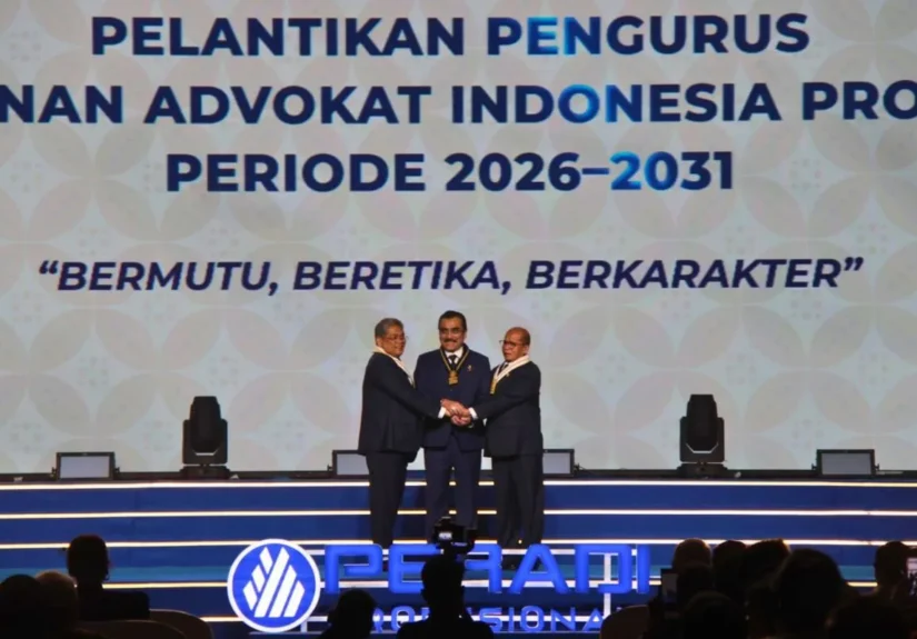 Ketua Umum Peradi Profesional Harris Arthur Haedar (tengah) dalam acara pengukuhan organisasi di Jakarta, Jumat (8/5/2026). FOTO: Red/portalbm.id