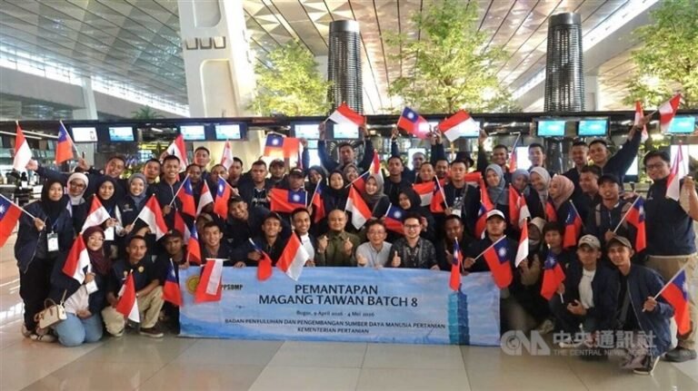 Keberangkatan 50 peserta program magang petani muda Taiwan angkatan kedelapan dari Bandara Internasional Soekarno-Hatta, Senin. (Sumber Foto : CNA, 4 Mei 2026)