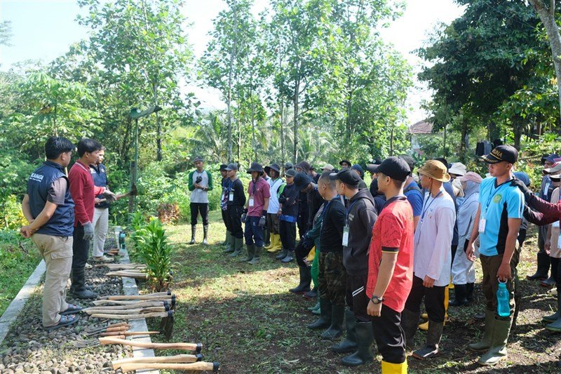 Pelatihan prakeberangkatan calon peserta program magang petani muda di Taiwan. (Sumber Foto : Badan Penyuluhan dan Pengembangan Sumber Daya Manusia Pertanian Kementan RI)