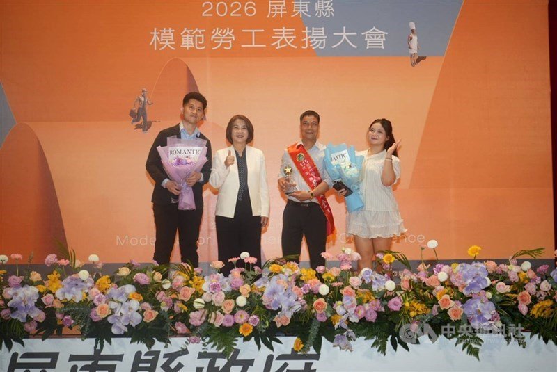 Bupati Pingtung Chou Chun-mi (kedua dari kiri) memberikan penghargaan pekerja teladan ke Tsai Wu-hsiung (kedua dari kanan). (Sumber Foto : CNA, 30 April 2026)