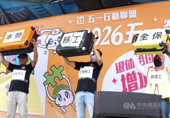 Sebuah aksi teatrikal yang menyoroti kelas pekerja di Taiwan yang masih dikotak-kotakan antara pekerja migran asing (PMA) formal, sektor domestik, dan pekerja lokal. (Sumber Foto : CNA, 1 Mei 2026)