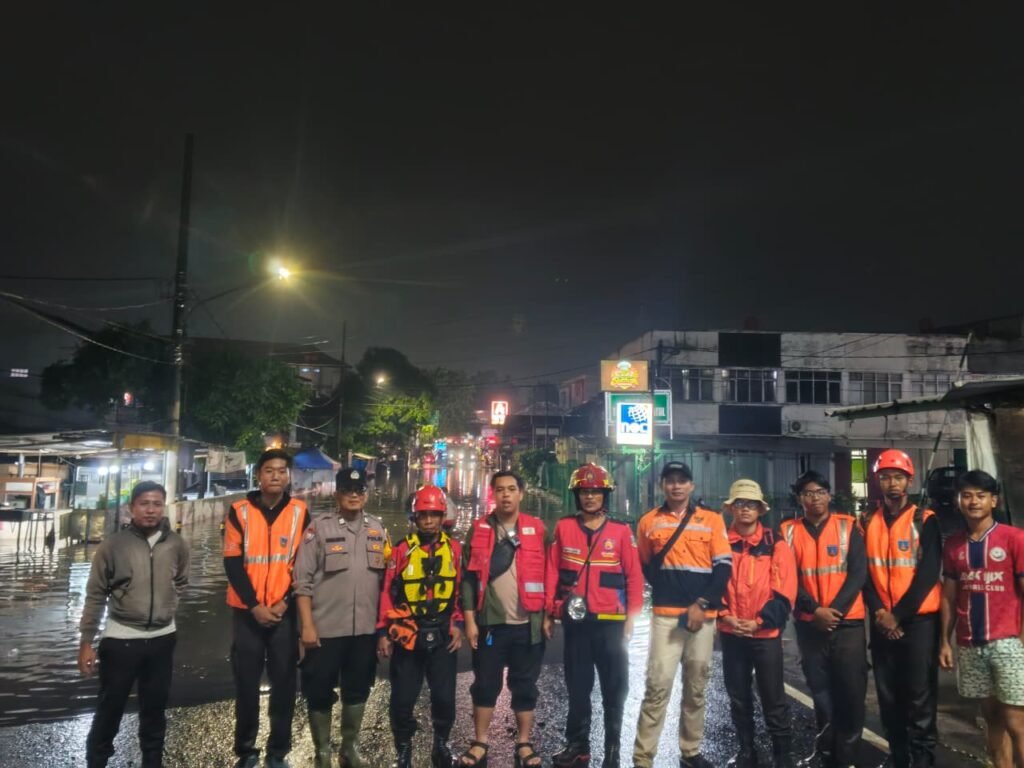 Hujan dengan intensitas tinggi yang melanda wilayah Kota Tangerang Selatan pada Kamis (30/4/2026) sore mengakibatkan genangan air cukup tinggi. FOTO: Henny06/portalbmi.id