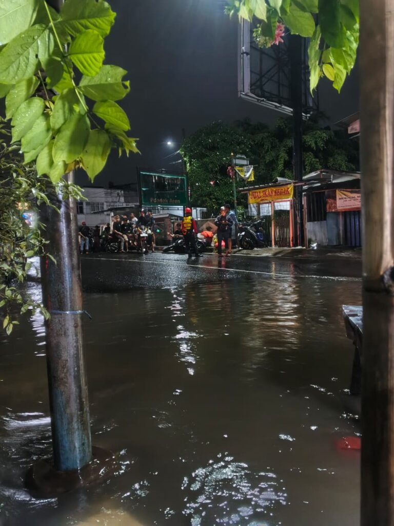 Hujan dengan intensitas tinggi yang melanda wilayah Kota Tangerang Selatan pada Kamis (30/4/2026) sore mengakibatkan genangan air cukup tinggi. FOTO: Henny06/portalbmi.id