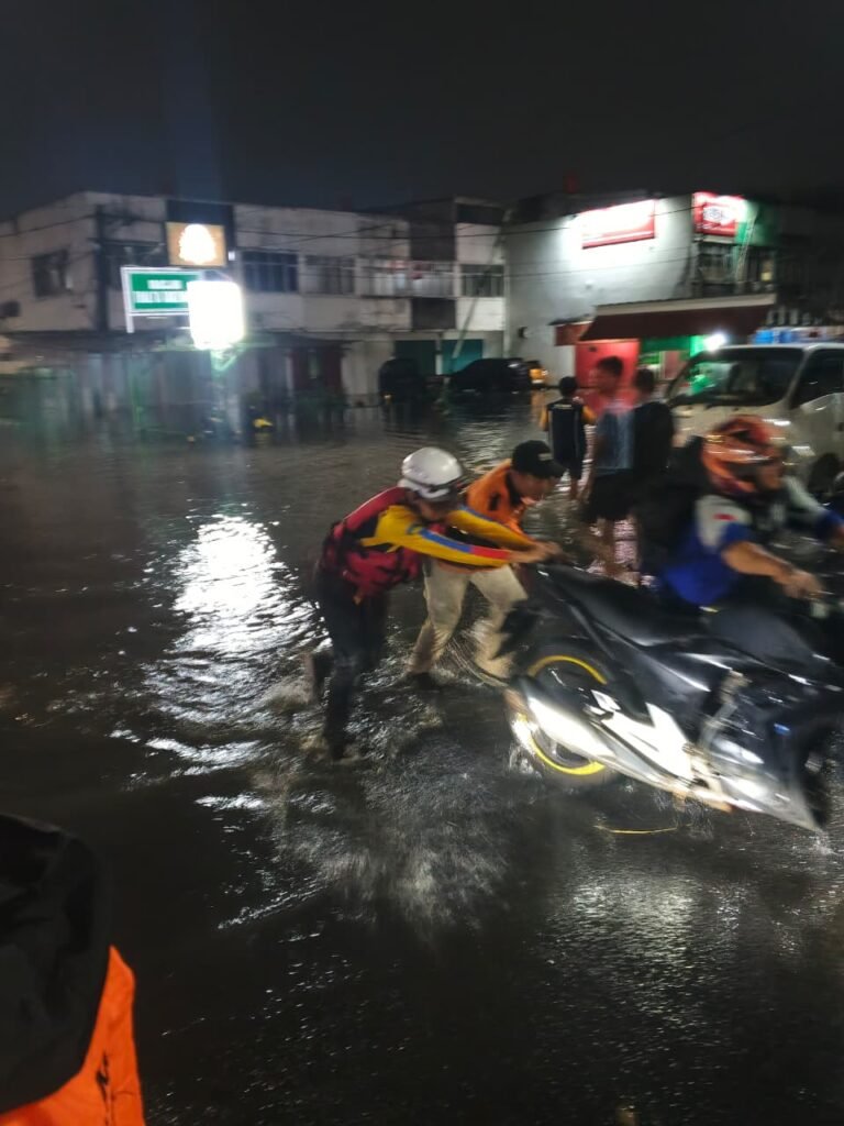 Hujan dengan intensitas tinggi yang melanda wilayah Kota Tangerang Selatan pada Kamis (30/4/2026) sore mengakibatkan genangan air cukup tinggi. FOTO: Henny06/portalbmi.id