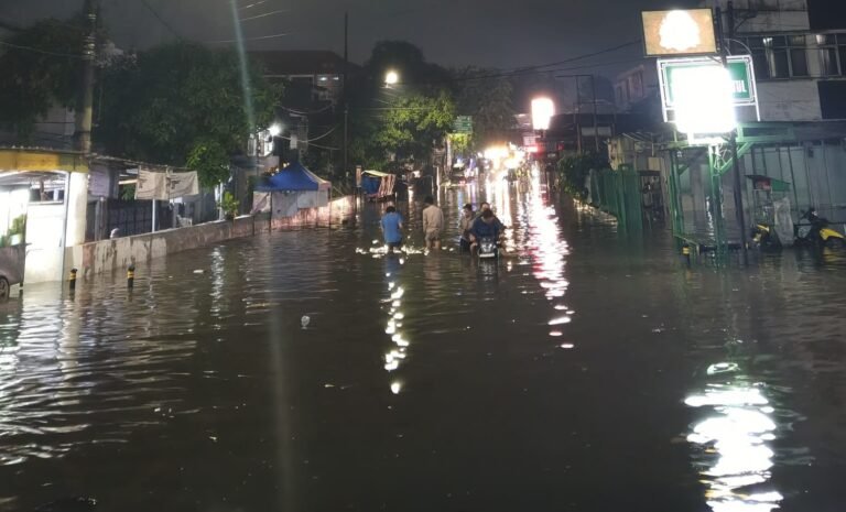 Hujan dengan intensitas tinggi yang melanda wilayah Kota Tangerang Selatan pada Kamis (30/4/2026) sore mengakibatkan genangan air cukup tinggi. FOTO: Henny06/portalbmi.id