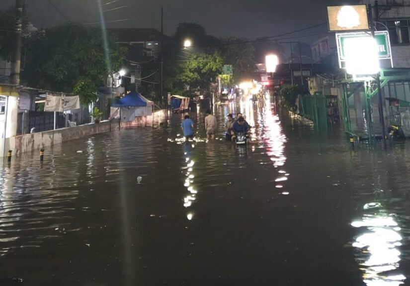 Hujan dengan intensitas tinggi yang melanda wilayah Kota Tangerang Selatan pada Kamis (30/4/2026) sore mengakibatkan genangan air cukup tinggi. FOTO: Henny06/portalbmi.id