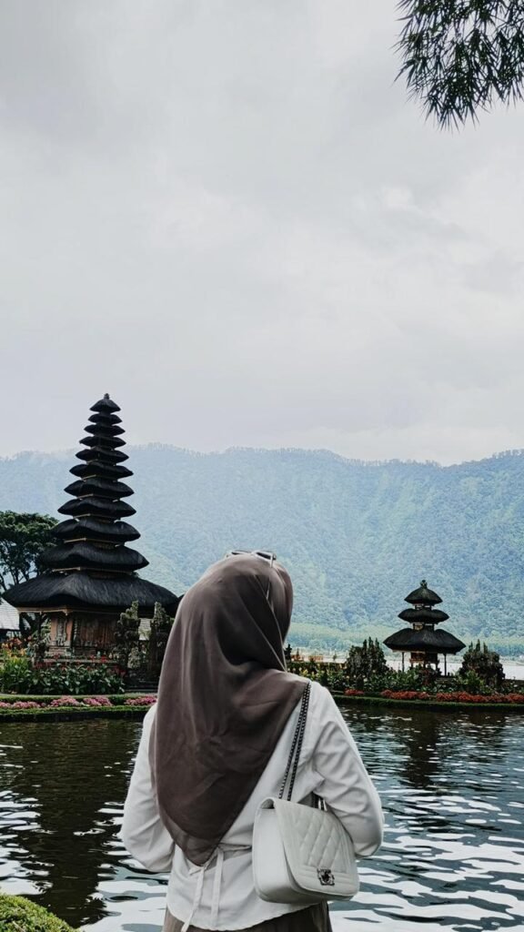 Pura Ulun Danu Beratan di Bedugul terus menjadi magnet bagi wisatawan yang merindukan suasana pegunungan yang sejuk dan pemandangan pura "terapung" yang legendaris. FOTO: Santi07/portalbmi.id
