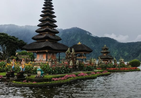 Pura Ulun Danu Beratan di Bedugul terus menjadi magnet bagi wisatawan yang merindukan suasana pegunungan yang sejuk dan pemandangan pura "terapung" yang legendaris. FOTO: Santi07/portalbmi.id