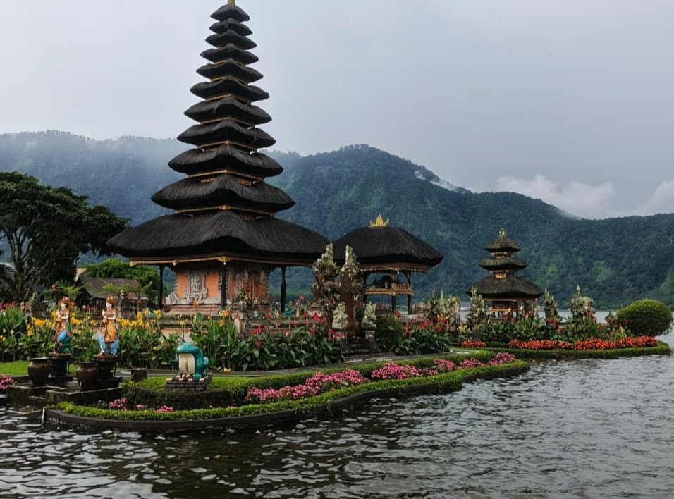 Pura Ulun Danu Beratan di Bedugul terus menjadi magnet bagi wisatawan yang merindukan suasana pegunungan yang sejuk dan pemandangan pura "terapung" yang legendaris. FOTO: Santi07/portalbmi.id