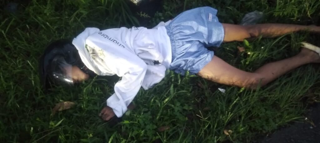 Pengendara tergelincir hingga terpental, sehingga tubuh dan kendaraannya terpisah cukup jauh dari lokasi terjatuh. FOTO: Imam07/portalbmi.id