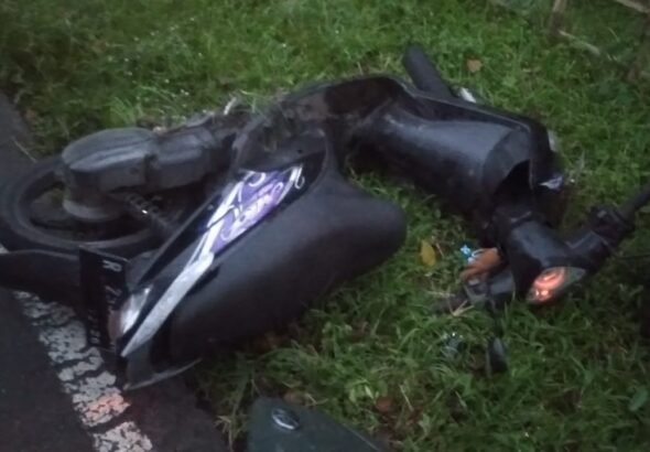 Insiden ini melibatkan sepeda motor jenis Yamaha Mio dan pengendara yang saat itu tergeletak. FOTO: Imam07/portalbmi.id