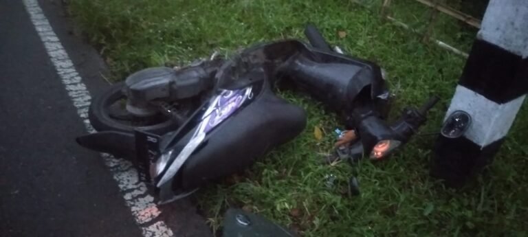 Insiden ini melibatkan sepeda motor jenis Yamaha Mio dan pengendara yang saat itu tergeletak. FOTO: Imam07/portalbmi.id