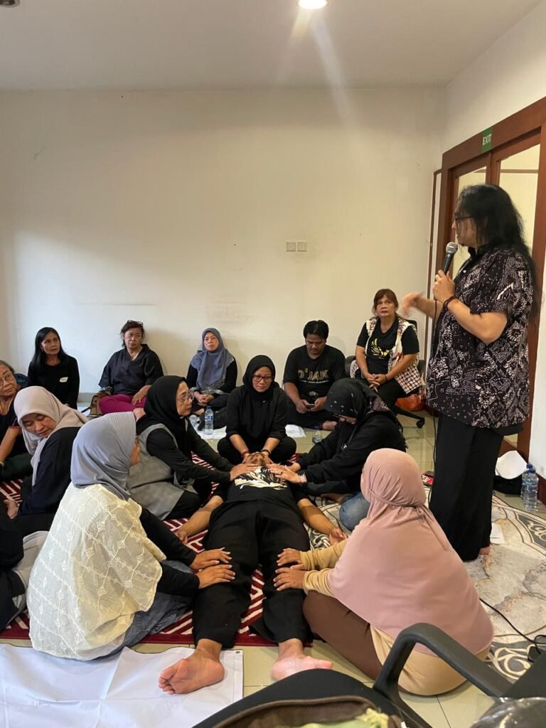 Komunitas Asem Baris menjadi saksi berlangsungnya kegiatan pelatihan pengobatan yang menarik perhatian banyak kalangan. FOTO: Allung06/portalbmi.id