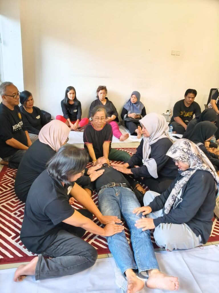 Komunitas Asem Baris menjadi saksi berlangsungnya kegiatan pelatihan pengobatan yang menarik perhatian banyak kalangan. FOTO: Allung06/portalbmi.id