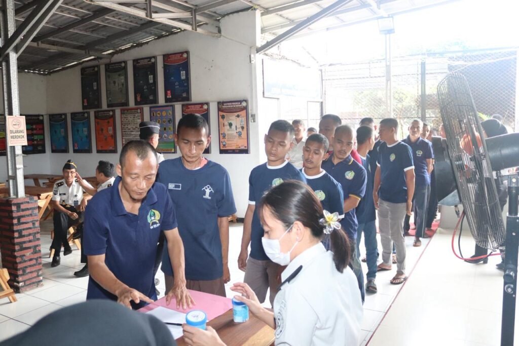 Lapas Kelas IIA Serang menggelar tes urin terhadap pegawai dan warga binaan sebagai bentuk komitmen dalam mendukung pemberantasan peredaran narkoba. FOTO: Achie06/portalbmi.id