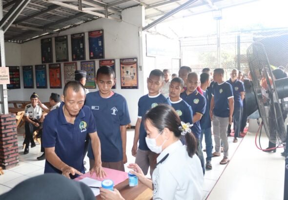 Lapas Kelas IIA Serang menggelar tes urin terhadap pegawai dan warga binaan sebagai bentuk komitmen dalam mendukung pemberantasan peredaran narkoba. FOTO: Achie06/portalbmi.id