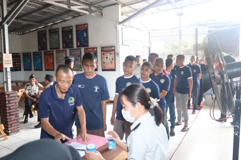 Lapas Kelas IIA Serang menggelar tes urin terhadap pegawai dan warga binaan sebagai bentuk komitmen dalam mendukung pemberantasan peredaran narkoba. FOTO: Achie06/portalbmi.id