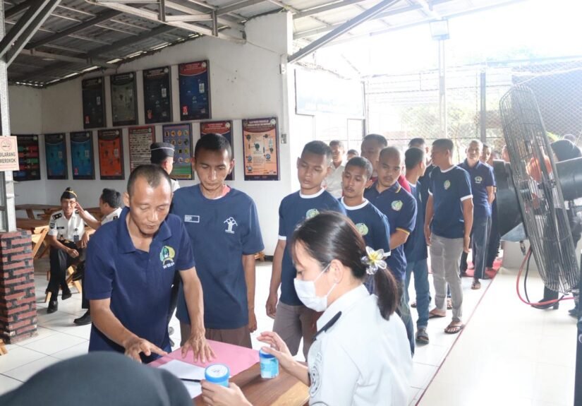 Lapas Kelas IIA Serang menggelar tes urin terhadap pegawai dan warga binaan sebagai bentuk komitmen dalam mendukung pemberantasan peredaran narkoba. FOTO: Achie06/portalbmi.id