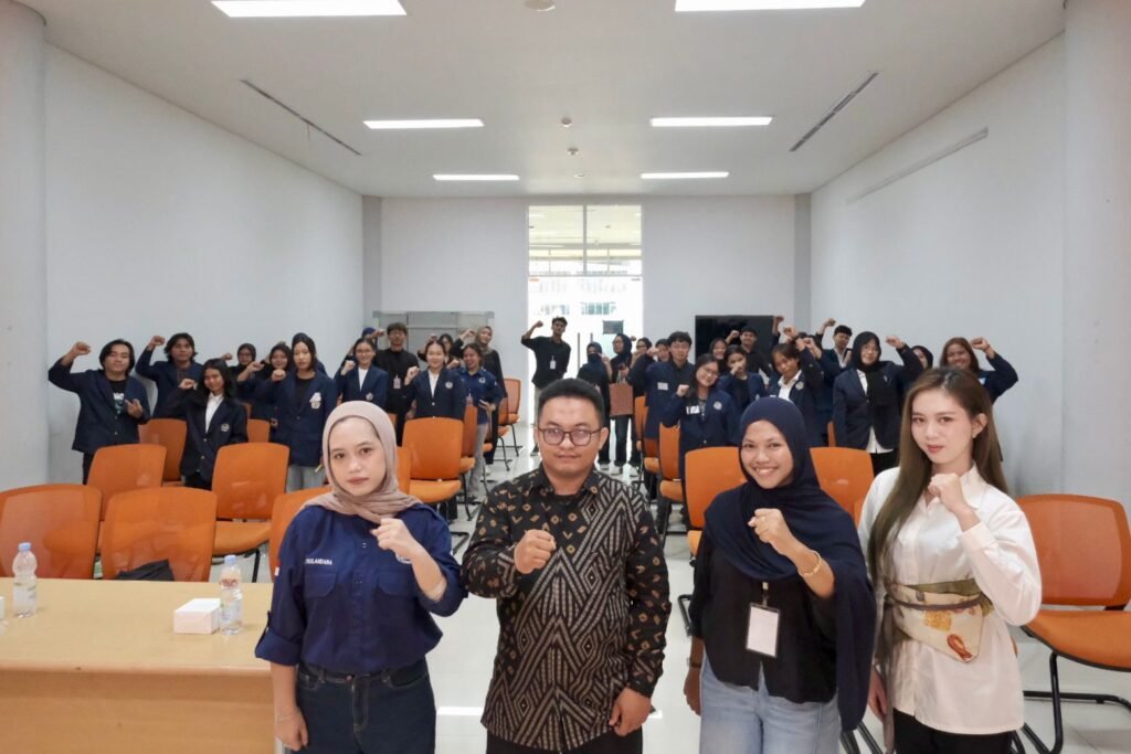 Dosen Ilmu Politik FISIP UNTAN, Firdaus, S.IP., M.Sos. sebagai pemateri dengan tema “Menelusuri Jejak, Menguatkan Identitas Himapol”. FOTO: Firdaus06/portalbmi.id