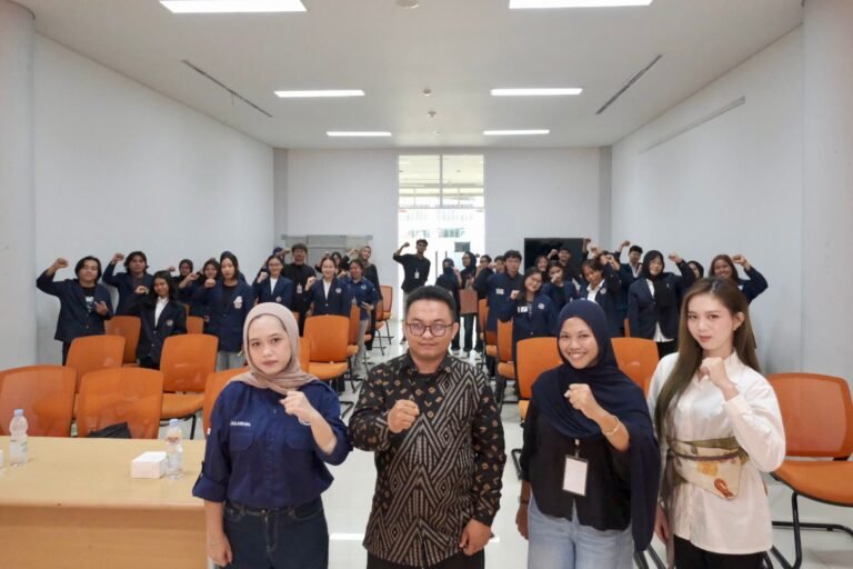 Dosen Ilmu Politik FISIP UNTAN, Firdaus, S.IP., M.Sos. sebagai pemateri dengan tema “Menelusuri Jejak, Menguatkan Identitas Himapol”. FOTO: Firdaus06/portalbmi.id