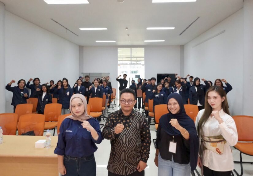 Dosen Ilmu Politik FISIP UNTAN, Firdaus, S.IP., M.Sos. sebagai pemateri dengan tema “Menelusuri Jejak, Menguatkan Identitas Himapol”. FOTO: Firdaus06/portalbmi.id