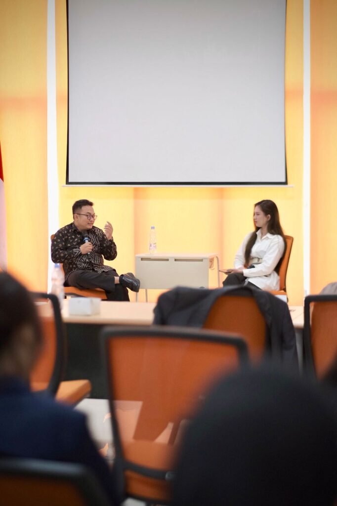 Acara dipandu oleh moderator Lidya Novita Paristy yang membuka sesi dengan memperkenalkan diri serta memantik diskusi melalui pertanyaan mengenai sejarah terbentuknya Himapol. FOTO: Firdaus06/portalbmi.id