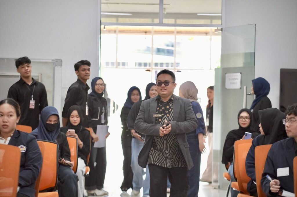 Dosen Ilmu Politik FISIP UNTAN, Firdaus, S.IP., M.Sos. sebagai pemateri dengan tema “Menelusuri Jejak, Menguatkan Identitas Himapol”. FOTO: Firdaus06/portalbmi.id