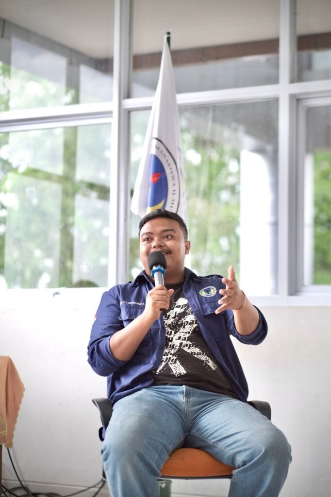 Sekolah Politik Himapol Untan, Andri Wiguna sebagai Moderator. FOTO: Aidel Pratama/PORTALBMI.ID