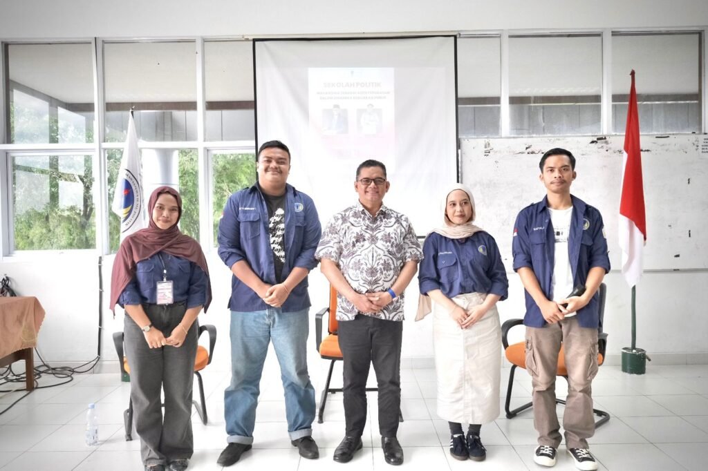 Bersama Ketua HIMAPOL, Bela, dan Wakil DPRD Prov Kalbar Zulfydar Zaidar Mochtar, S.E., M.M. anggota HIMAPOL dalam kegiatan Sekolah Politik. FOTO: Aidel Pratama/PORTALBMI.ID